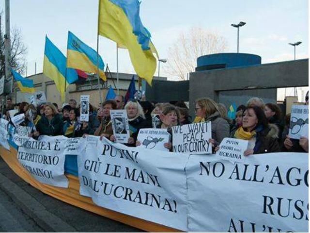 Украинцы в Риме встретили Лаврова пикетом Украинцы в Риме встретили Лаврова пикетом