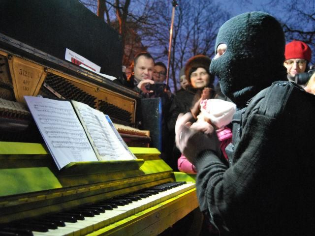 Музикант-"екстреміст" із Майдану зіграв біля Львівської ОДА (Фото Відео)