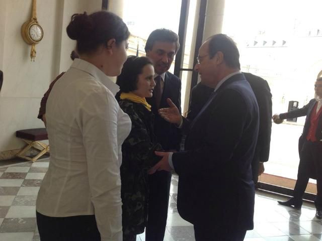 Волонтерки Майдану поспілкувалися з президентом Франції (Фото) Волонтерки Майдану поспілкувалися з президентом Франції (Фото)