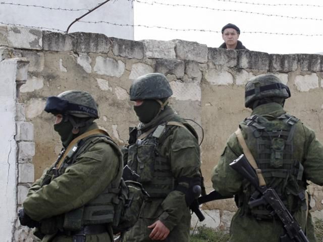 На съемочную группу Associated Press в Симферополе напали вооруженные люди На съемочную группу Associated Press в Симферополе напали вооруженные люди