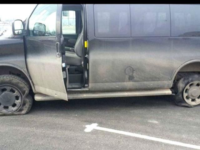 Авто з активістами, які приїхали до захопленого військкомату, обстріляли Авто з активістами, які приїхали до захопленого військкомату, обстріляли