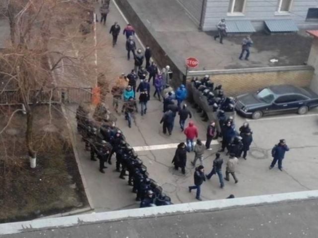 У Донецьку проросійські активісти прийшли штурмувати ОДА, але передумали 