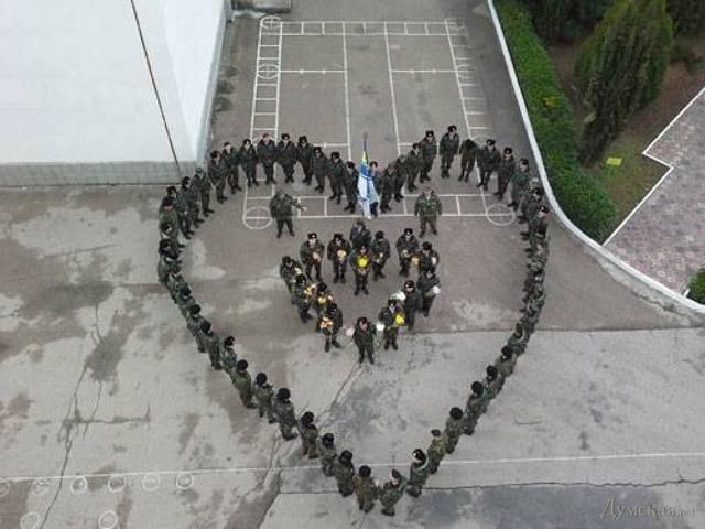 Украинские моряки в блокаде поздравили женщин флэш-мобом (Фото) Украинские моряки в блокаде поздравили женщин флэш-мобом (Фото)