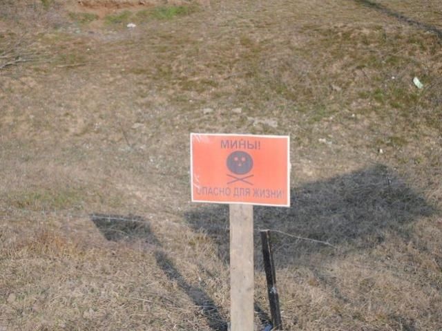 На Херсонщині замінували поля і риють ями для прикордонних стовпів На Херсонщині замінували поля і риють ями для прикордонних стовпів