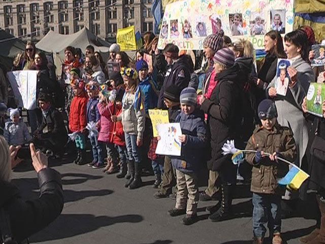 В Києві відбувся флешмоб "Янголи миру"