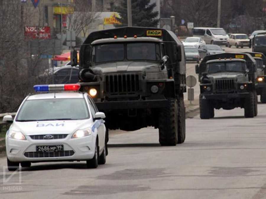 По Симферополю передвигаются грузовики во главе с авто российской ГАИ  (Фото) - 24 Канал