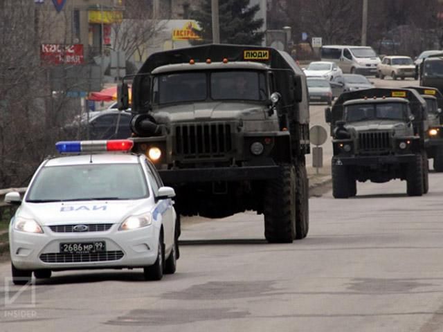 По Симферополю передвигаются грузовики во главе с авто российской ГАИ (Фото)