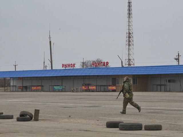 Російські військові дійшли до Чонгару, городяни протестують