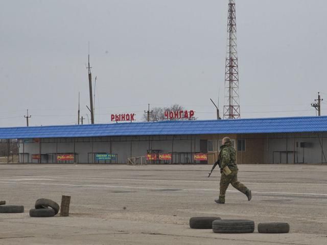 Российские военные пришли к Чонгару, горожане протестуют