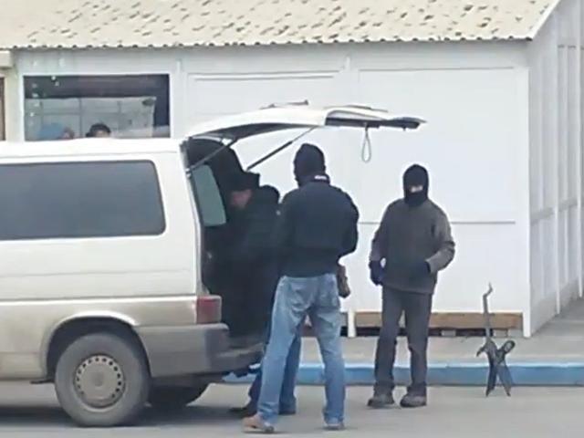 З'явилося відео пограбування журналістів у Сімферополі З'явилося відео пограбування журналістів у Сімферополі