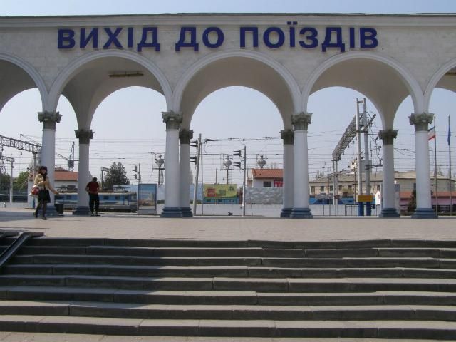 На симферопольском вокзале обыскивают пассажиров На симферопольском вокзале обыскивают пассажиров