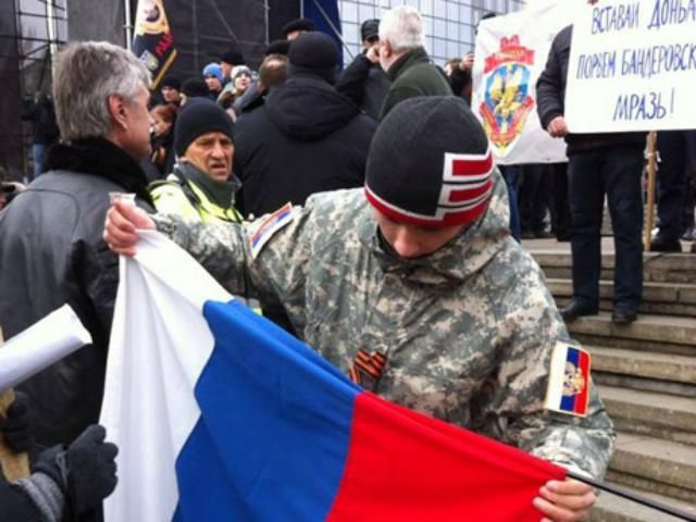 Пророссийские активисты митингуют в Донецке Пророссийские активисты митингуют в Донецке