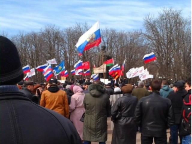 У Луганську проросійські активісти штурмували ОДА (Фото) (Відео)
