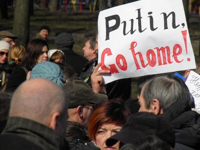 Антивоєнна хода в Харкові: більше 10 тисяч людей пронесли 100-метровий прапор (Фото)