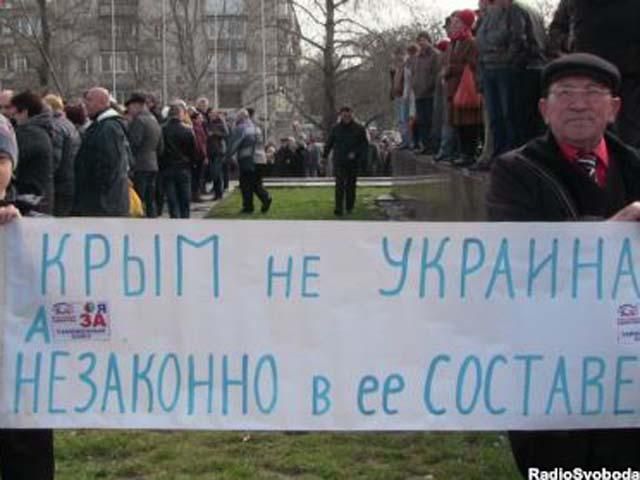 У Сімферополь на мітинг зібралися охочі приєднатися до Росії