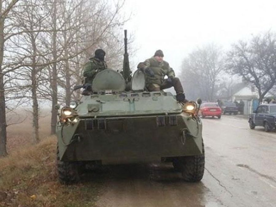 На въезде в Крым боевики задержали журналистов, связи с ними нет