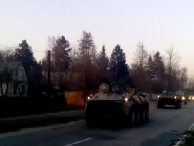 Україною рухається безліч одиниць військової техніки (Відео)