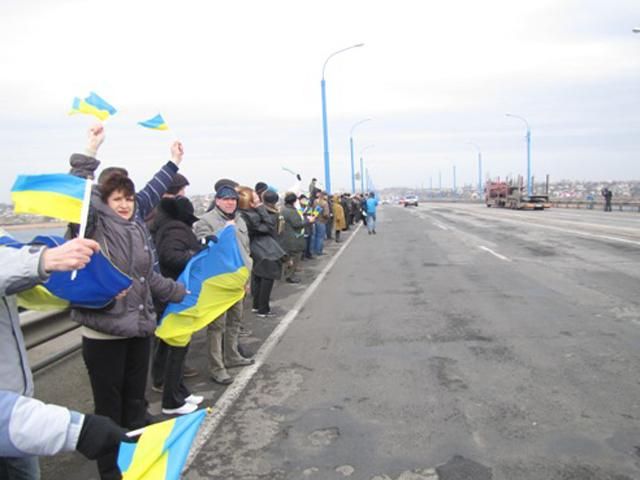 В Херсоне за единую Украину объединили берега Днепра "живой цепью" (Фото)