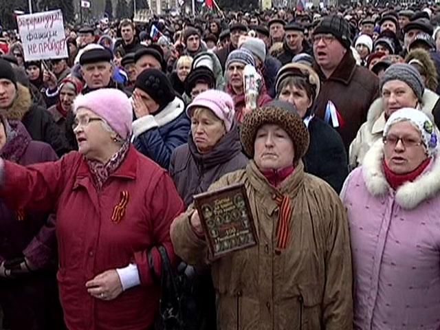 В Донецке 8 тысяч человек митинговали под российскими флагами В Донецке 8 тысяч человек митинговали под российскими флагами