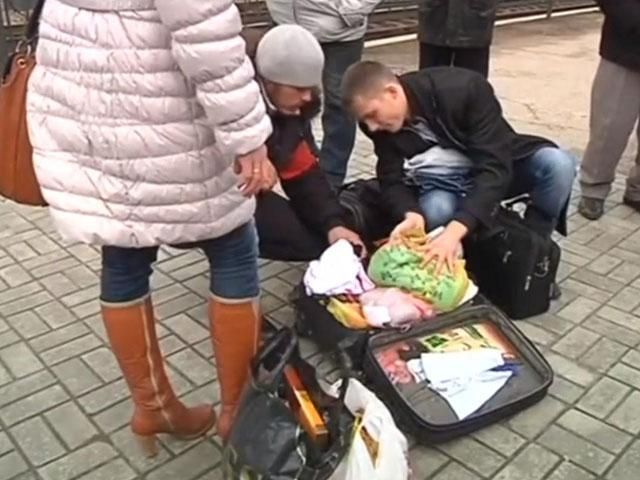 "Дружинники" Аксенова при обыске выворачивают чемоданы пассажиров (Видео)