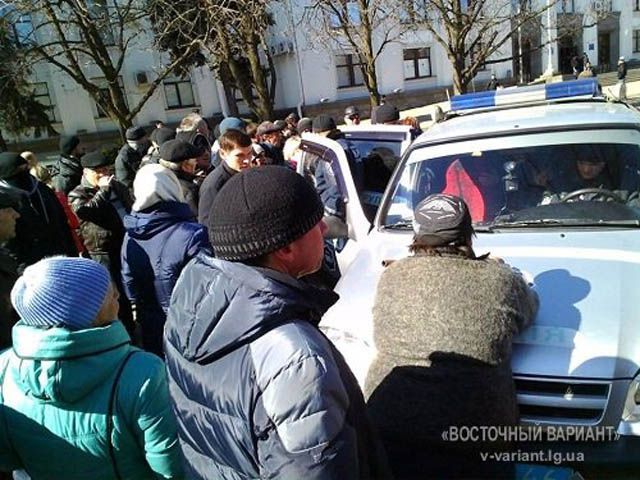 У Луганську хотіли вчинити самосуд над чоловіком за прапор України (Фото)