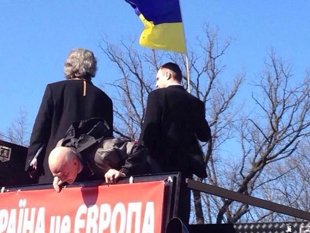 На митинге в Харькове в Кличко полетели яйца, очевидцы говорят о взрывчатке (Фото)