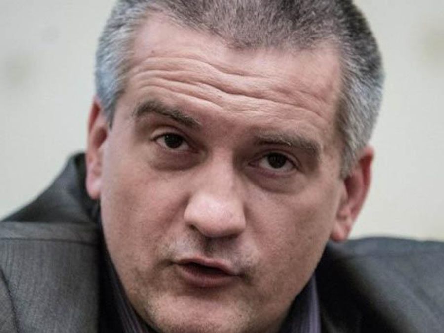 Аксенов говорит, что его наделили полномочиями главнокомандующего вооруженных сил Крыма Аксенов говорит, что его наделили полномочиями главнокомандующего вооруженных сил Крыма