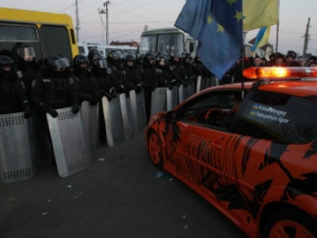 Неизвестные в форме "Беркута" обстреляли автомайдановцев. Есть пострадавшие Неизвестные в форме "Беркута" обстреляли автомайдановцев. Есть пострадавшие