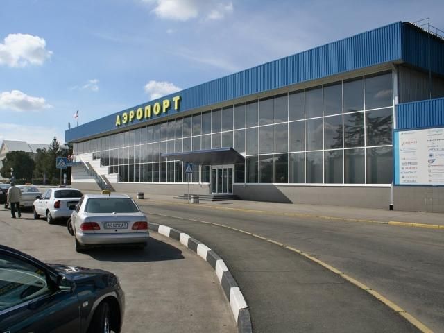 В аэропорту Симферополя вооруженные люди захватили диспетчерскую вышку
