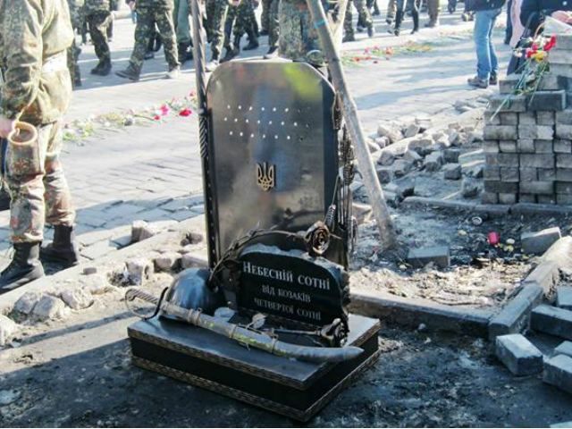На Інститутській встановили пам'ятник бійцю "Небесної сотні" (Фото)