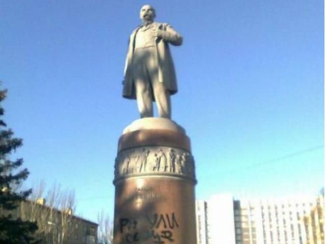 В Донецке неизвестные осквернили памятник Шевченко (Фото)