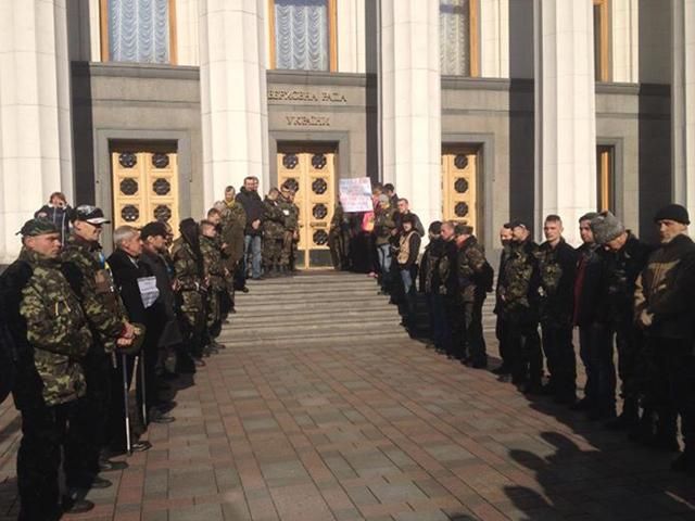 Под Радой люди в камуфляже требуют возбудить в парламенте вопрос Крыма и статуса Самообороны