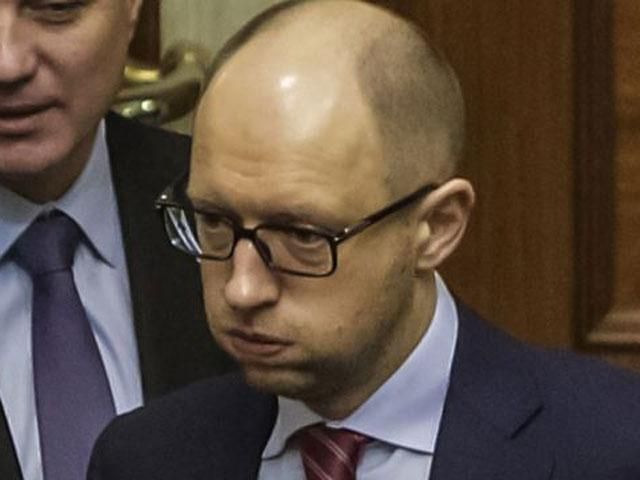Яценюк пятый день не может связаться с властями России