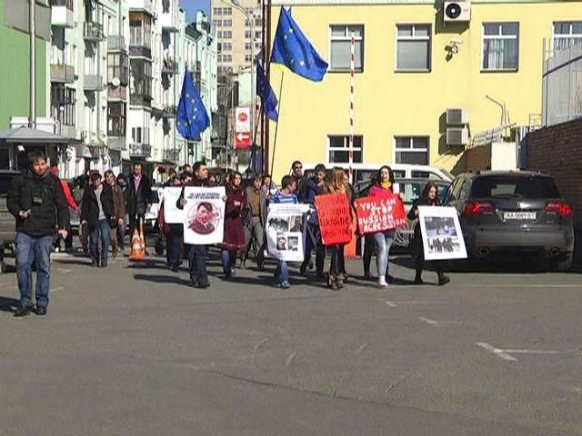 Активісти пікетували посольства країн ЄС та Туреччини з вимогою санкцій проти Росії Активісти пікетували посольства країн ЄС та Туреччини з вимогою санкцій проти Росії