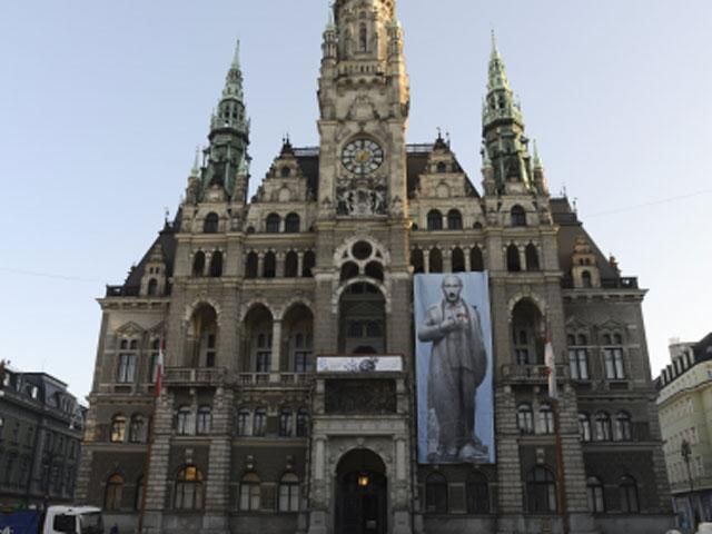 На мерії чеського міста з’явився Путін в образі Сталіна-Гітлера (Фото)