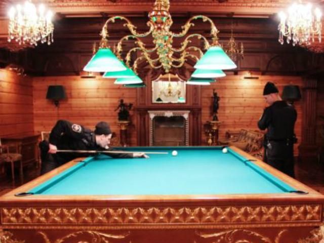 Журналисты провели ночь в "Хонке" Януковича (Фото) Журналисты провели ночь в "Хонке" Януковича (Фото)