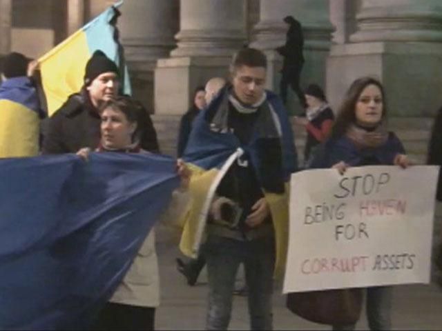 В Лондоне пикетировали российский банк ВТБ В Лондоне пикетировали российский банк ВТБ