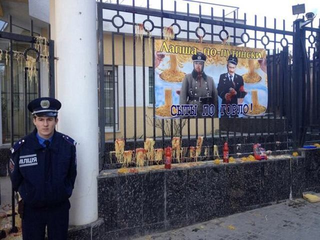 Російське консульство в Одесі закидали лапшею (Фото)