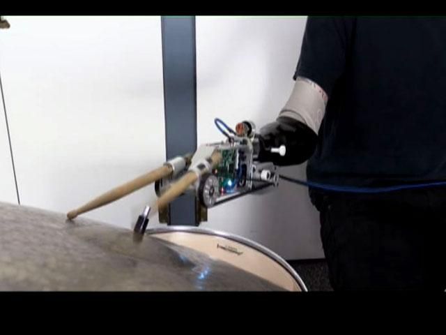 Новинки техники: обновленная "операционка", протез для барабанщика и робот-теннисист