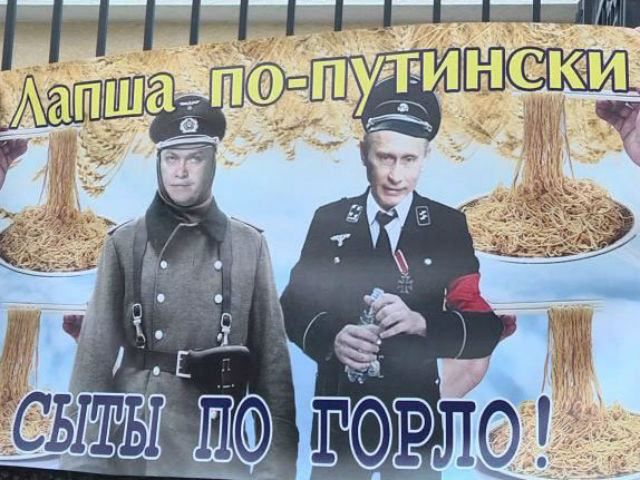 В Одессе провели акцию - "Путин, не вешай лапшу на уши!" (Видео)