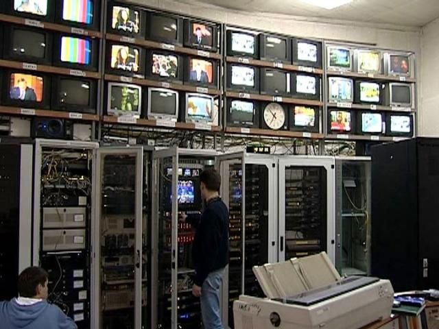 Информационная война в Украине: эксперты не одобряют идею отключения российских телеканалов