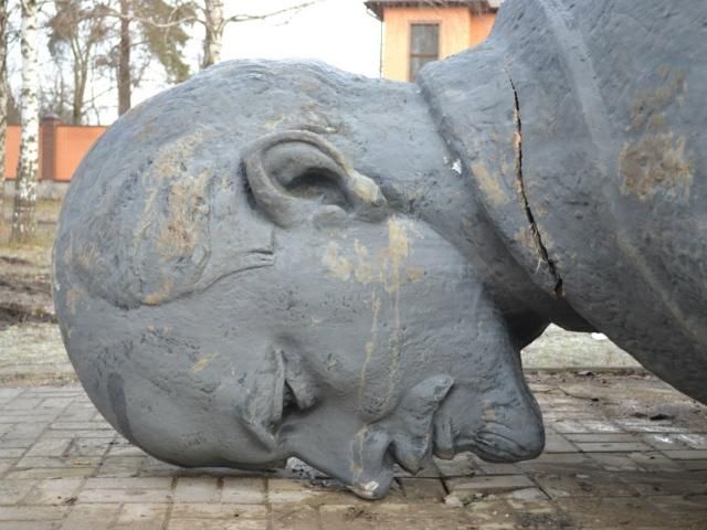 В Херсоне хотят восстановить разрушенный памятник Ленину