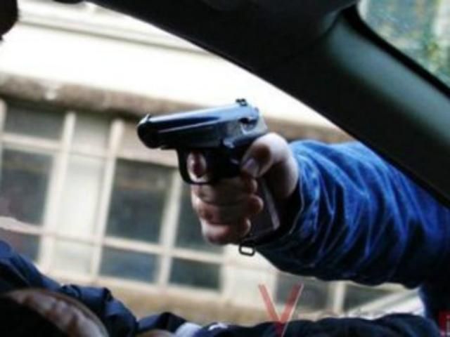 В Виннице неизвестные обстреляли автобус и 2 маршрутки В Виннице неизвестные обстреляли автобус и 2 маршрутки