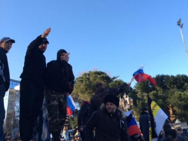 У Ялті проросійські молодчики напали на мітингувальників із українською символікою (Фото) У Ялті проросійські молодчики напали на мітингувальників із українською символікою (Фото)