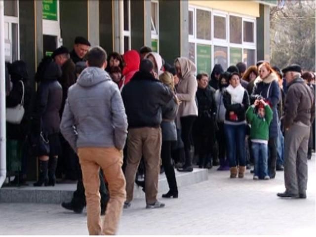 У Криму черги біля банкоматів: люди масово знімають готівку 