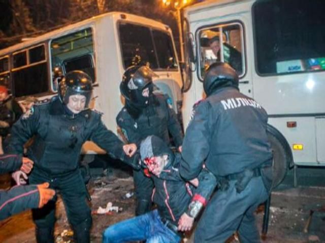 У Донецьку під час сутичок у центрі міста загинули щонайменше дві людини У Донецьку під час сутичок у центрі міста загинули щонайменше дві людини