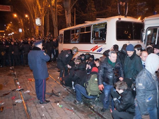 Во время столкновений в Донецке погибли уже 3 человека, - СМИ (Фото) Во время столкновений в Донецке погибли уже 3 человека, - СМИ (Фото)