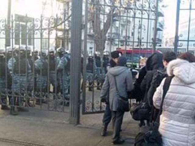 Огорожу на Банковій демонтують Огорожу на Банковій демонтують