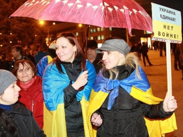 Россия обвинила во вчерашних событиях в Донецке "украинских праворадикалов" и готова "взять под защиту" местное население