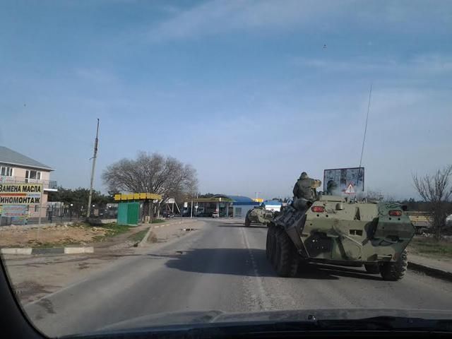 З'явилися фото руху колони військової техніки у Севастополі (Фото) З'явилися фото руху колони військової техніки у Севастополі (Фото)